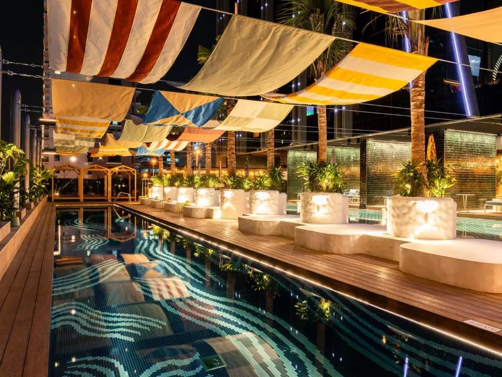 استخر هتل ماما شلتر